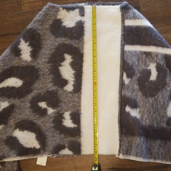 Boutique Poncho - Picture 7 of 8